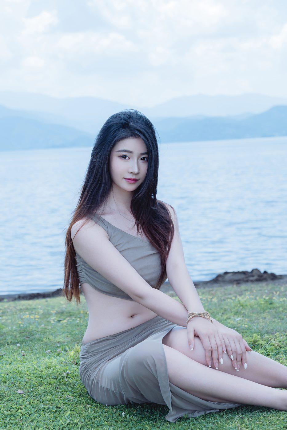 年年nnian灰色长裙坐在湖边草地