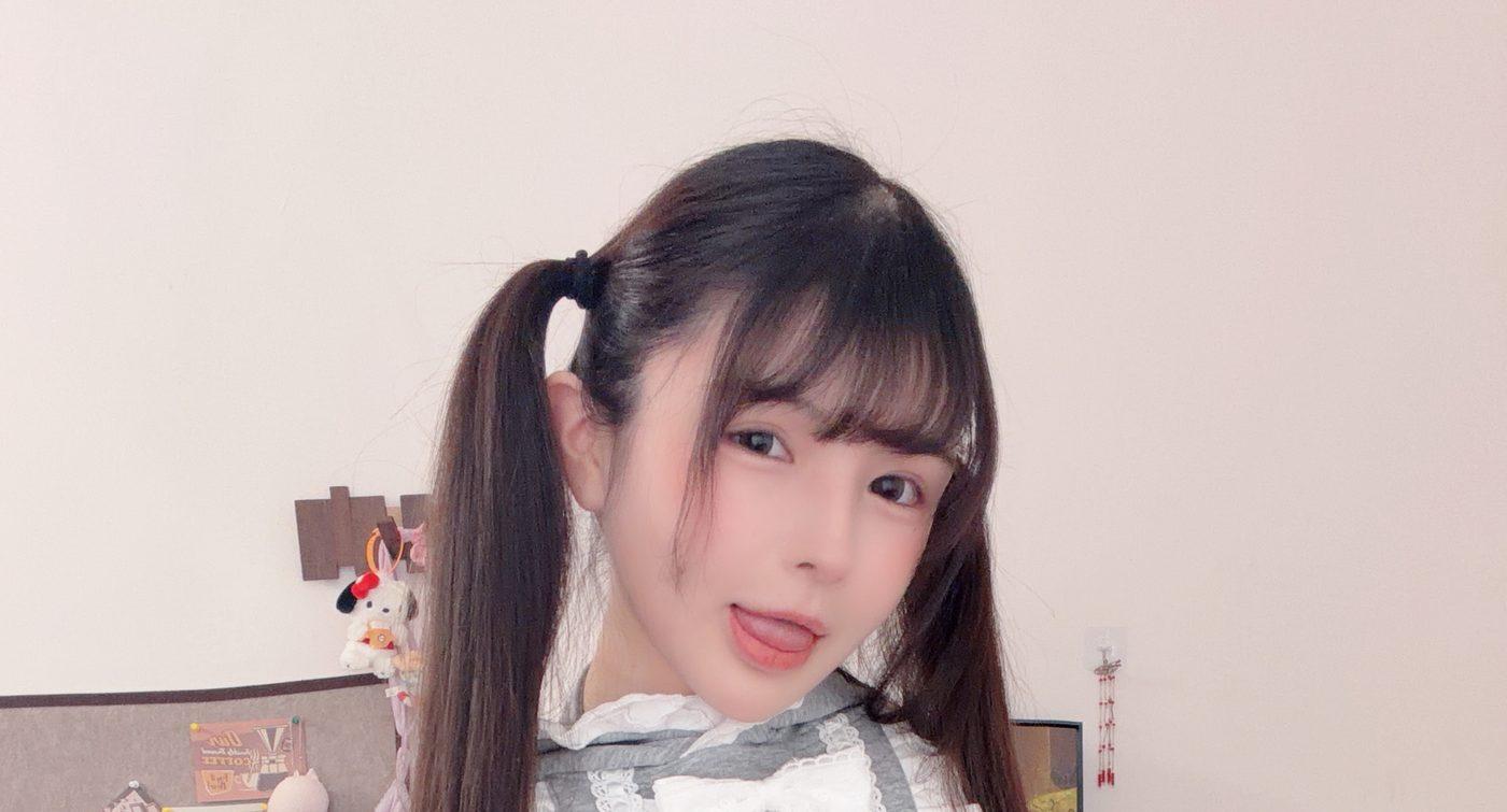 桜井宁宁抬手靠近双马尾