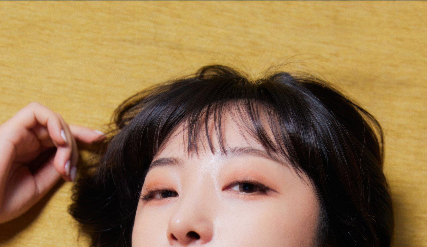 Hanari在暖黄色背景上的黑发面部近景