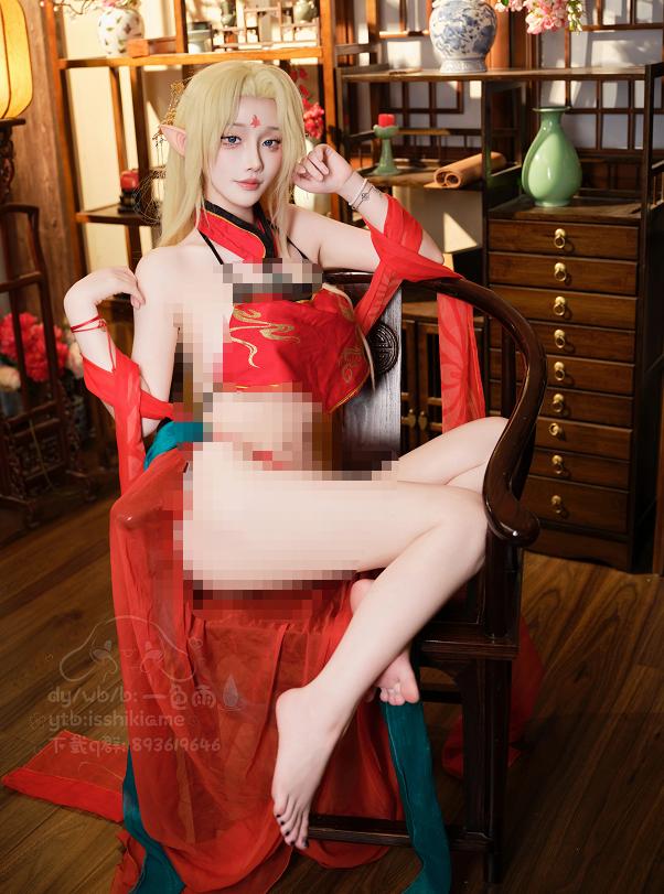 一色雨的布雷斯特沿长廊入席,良夜春景在红衣与暖光间慢慢展开