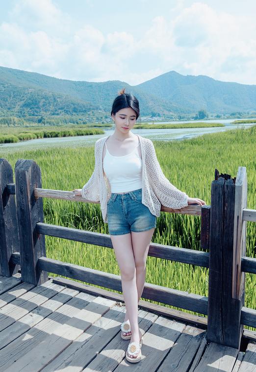 年年nnian的《夏》从湖畔走到窗边,明亮阳光也慢慢安静下来