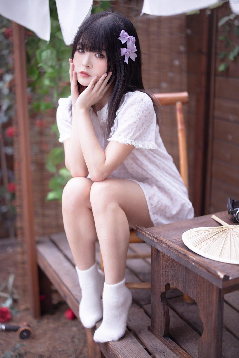 渡久山白色连衣裙与深棕木廊场景