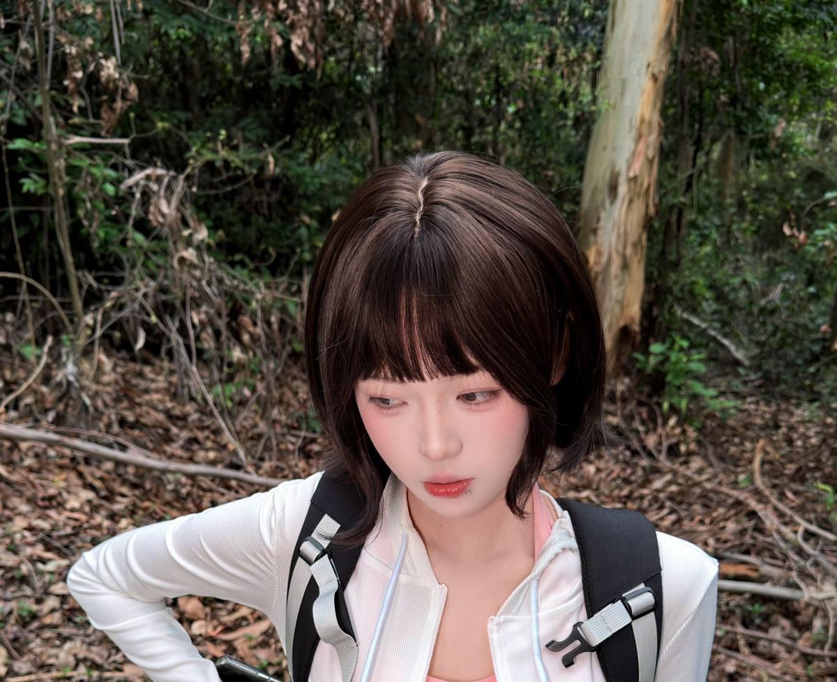 麻薯好吃白色外套背包肩带和短发近景