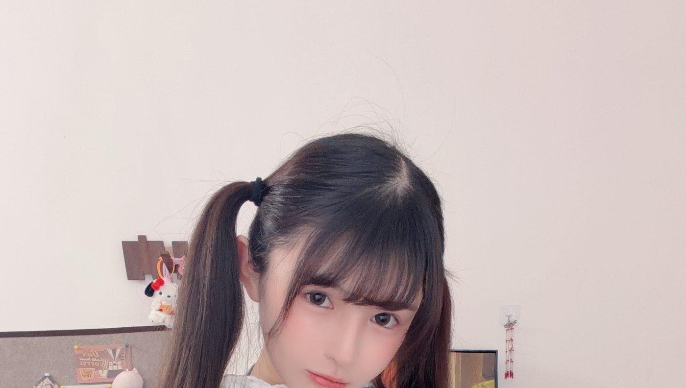 桜井宁宁低头展示灰色外搭与发饰