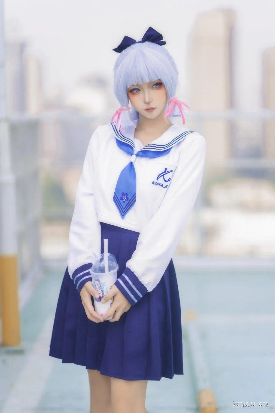 Seya狮砸白发蓝白制服与浅色城市背景全身造型