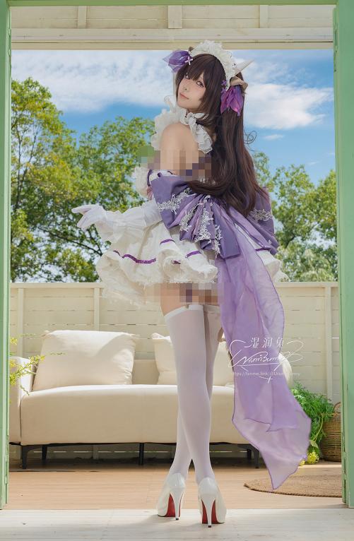咬一口兔娘让樫野走进夏日木屋,白紫裙装慢慢换成俏皮奶牛纹