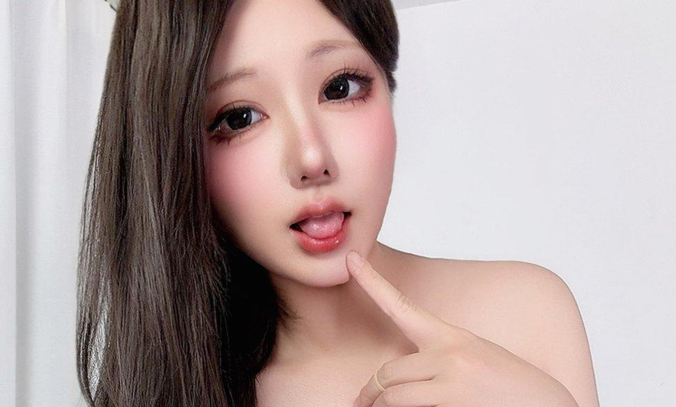 Nyako喵子指尖靠近脸侧,长发与浅色房间形成对比,裁自原图007