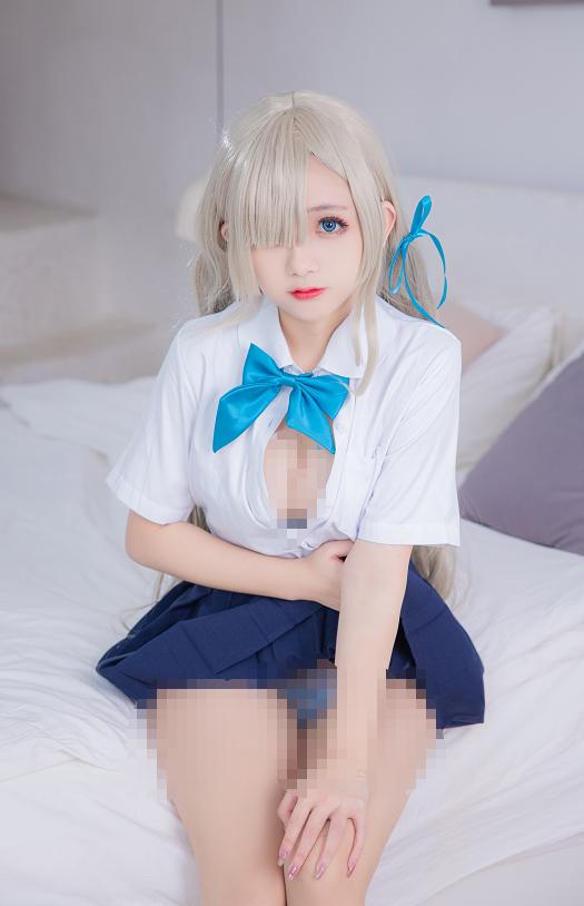 日奈娇演绎明日奈，白色房间里那抹蓝很难不注意