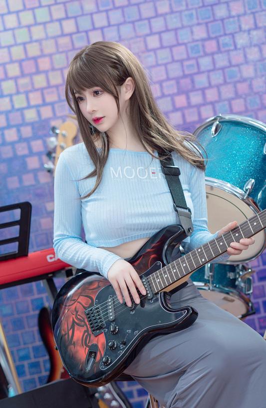 叉子宝宝坐进排练室后,这套吉他妹妹才慢慢有了故事感