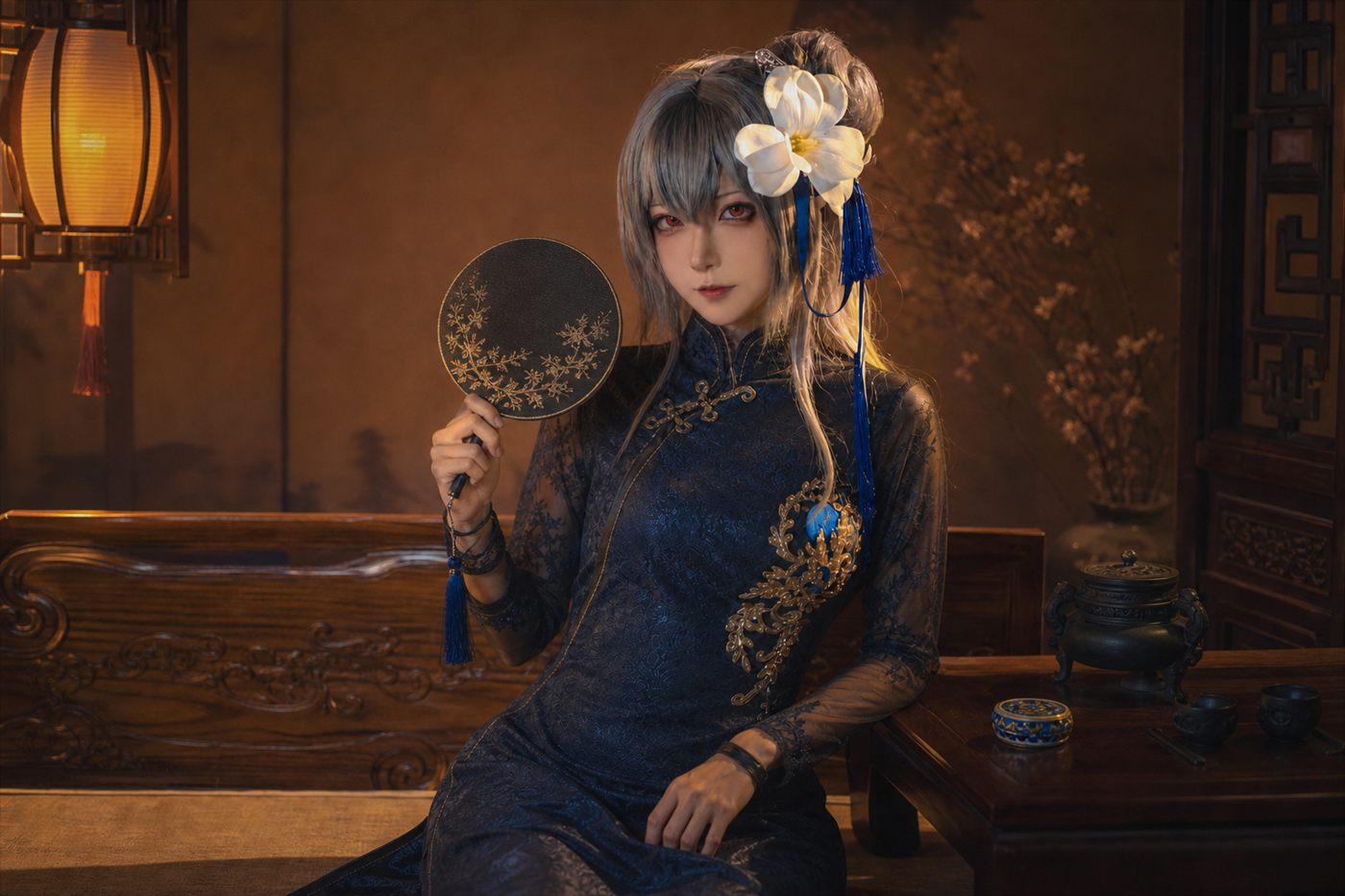 Seya狮砸路易九世身着完整深蓝旗袍手持黑金团扇的暖光中景