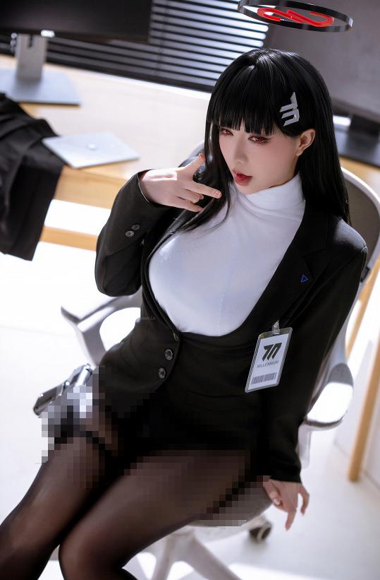 星之迟迟调月莉音COS|冷白办公室之后,红幕里的另一面更抓人