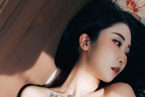 Bomi黑发暖色侧脸与木质背景