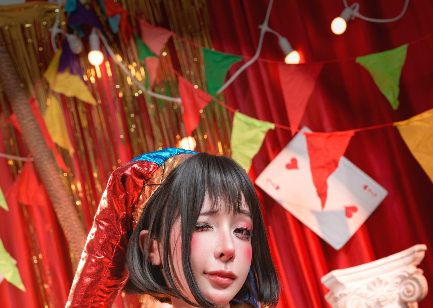 纸牌、红幕与Pomni侧脸构成的停顿画面