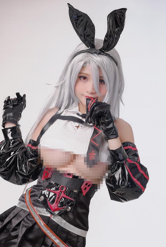 Azami镜头里的海因里希亲王，纯白背景让黑红制服显得又利落又顽皮