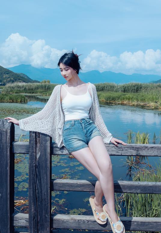 年年nnian的《夏》从湖畔走到窗边,明亮阳光也慢慢安静下来