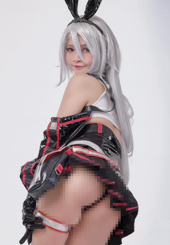 Azami镜头里的海因里希亲王，纯白背景让黑红制服显得又利落又顽皮