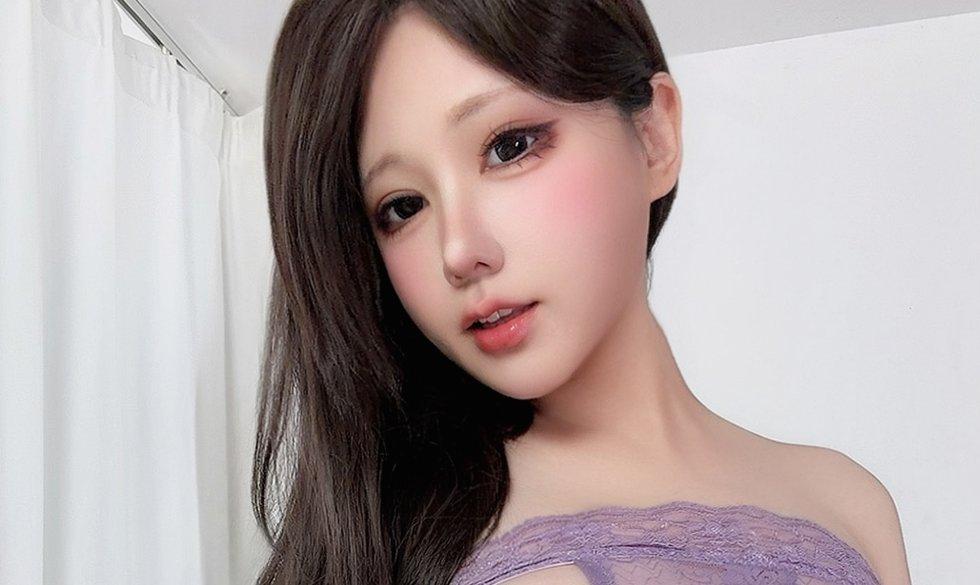 Nyako喵子略低机位自拍,浅紫纹理与长发清楚可见,裁自原图010