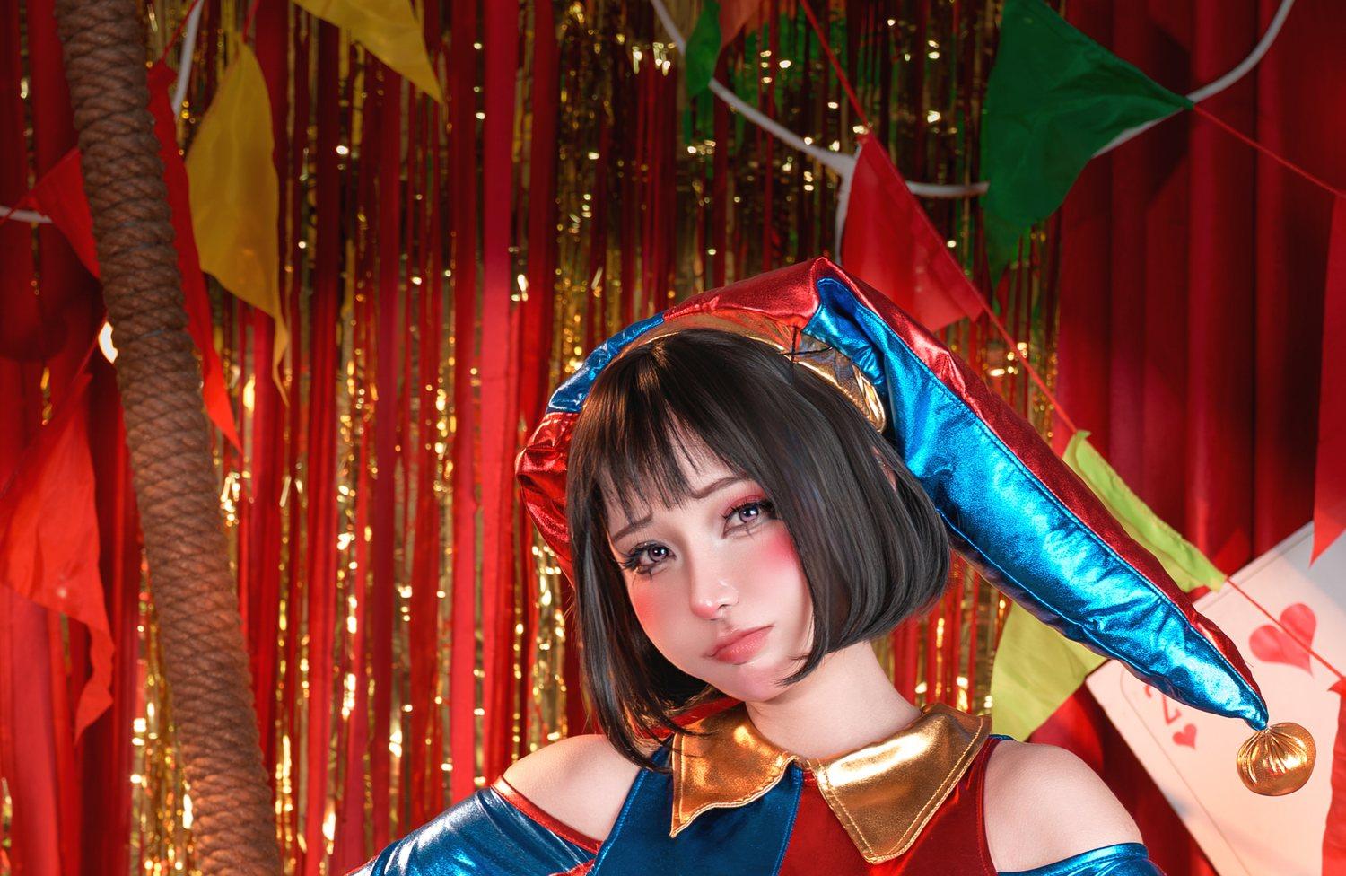 Umeko J的Pomni帽饰、短发与金色领口置于红幕和彩旗之间
