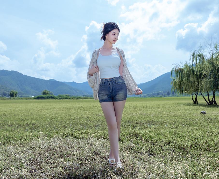年年nnian的《夏》从湖畔走到窗边,明亮阳光也慢慢安静下来