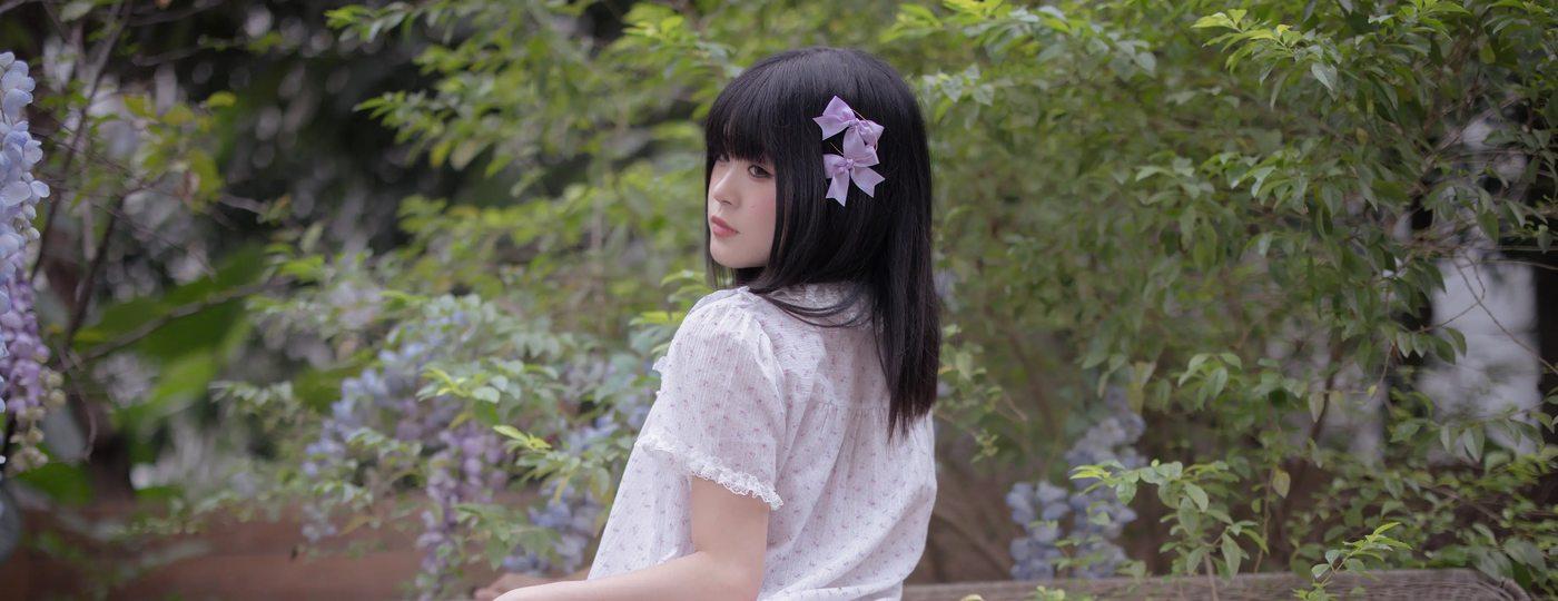 渡久山盛夏物语人物与庭院花木远景