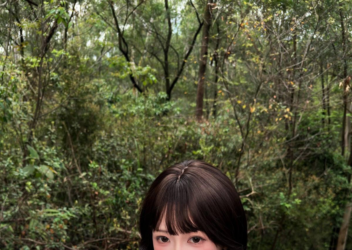 麻薯好吃短发人物与山林树叶近景