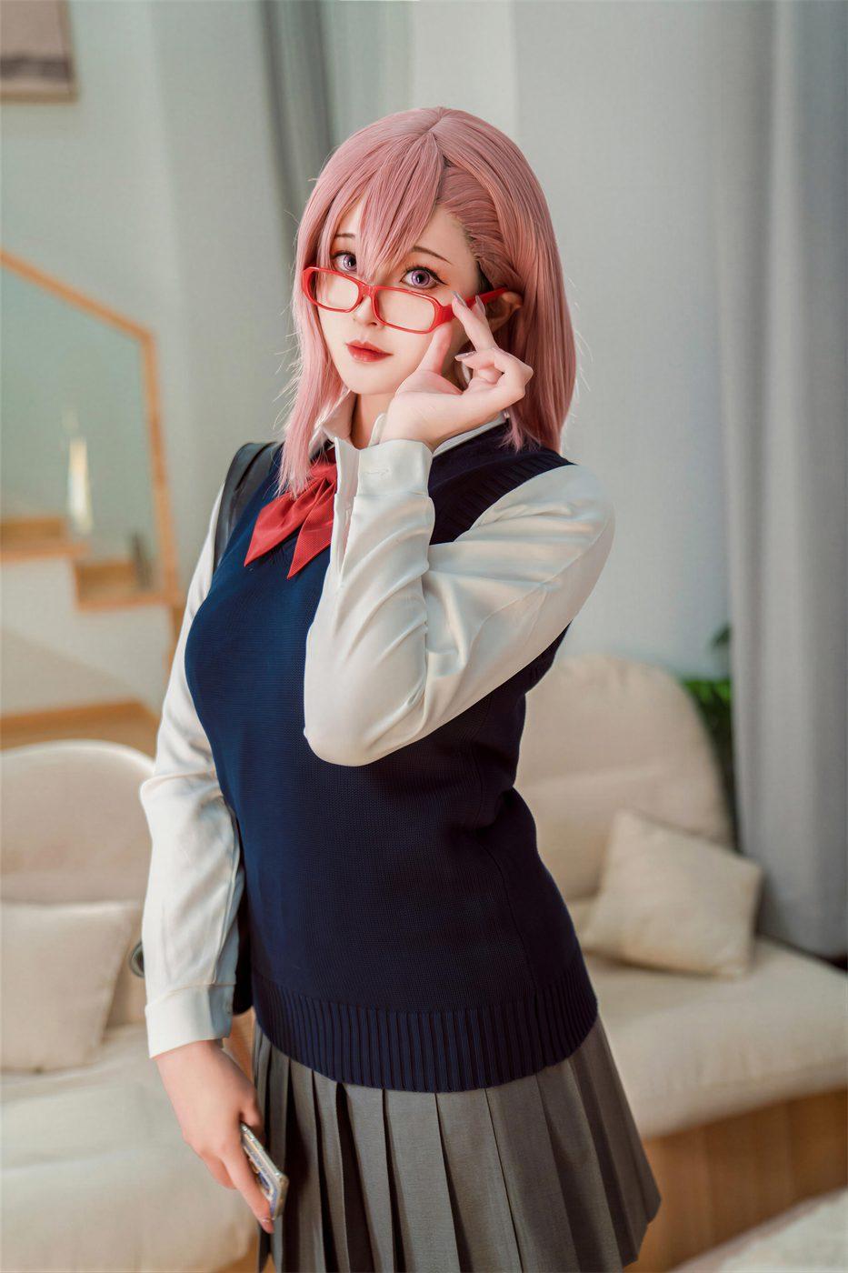 Natsuko夏夏子天乃莉莉纱校服与室内沙发同框