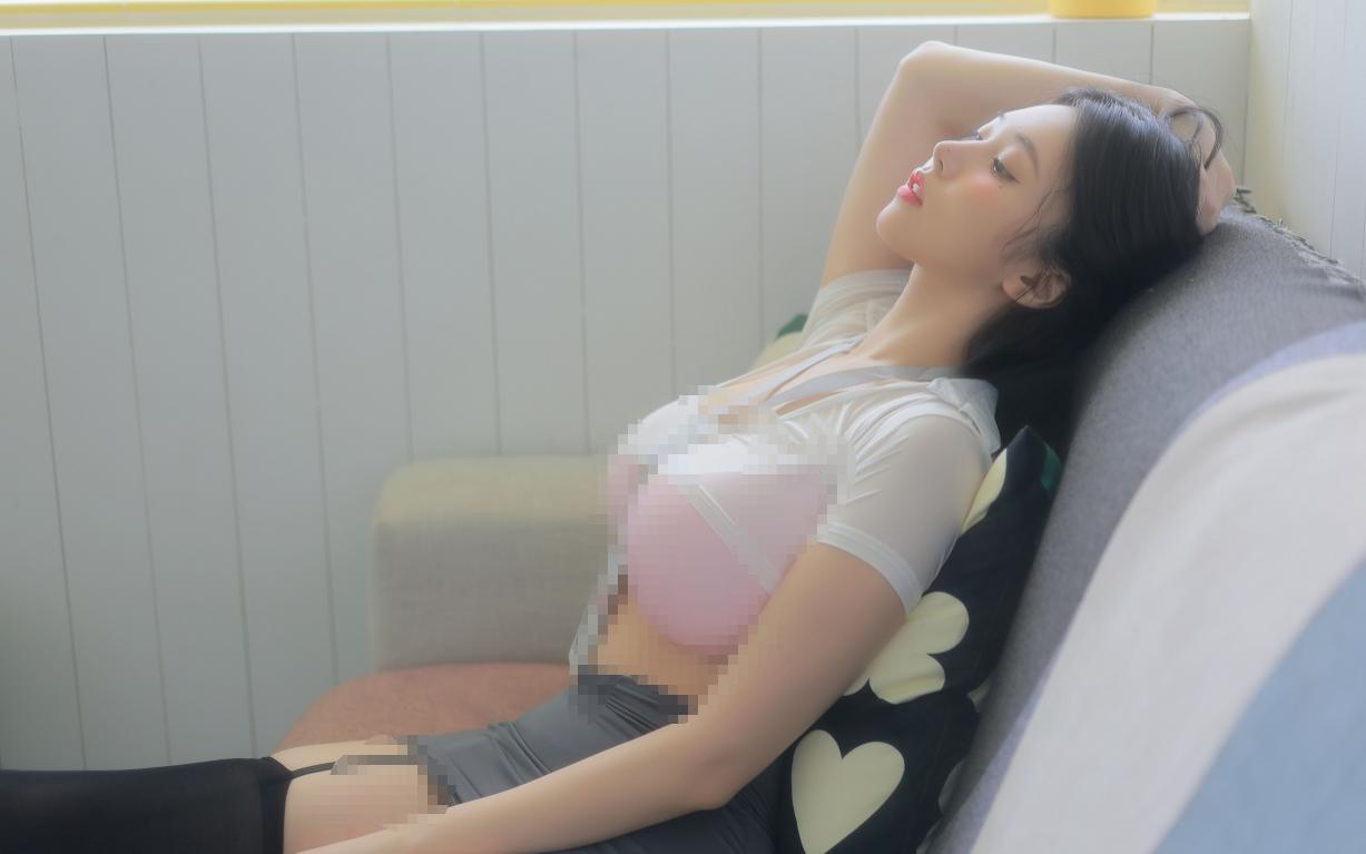 Yeon Woo(이연우)《OFFICE》｜粉灰造型遇上绿色转椅，工作室反而显得很松弛