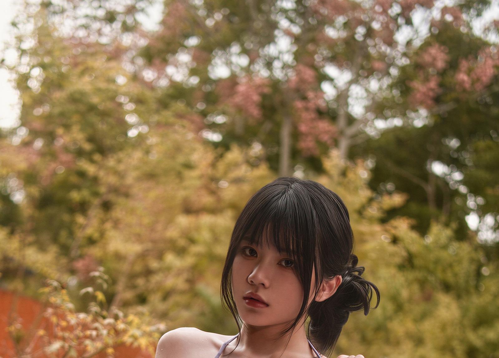 桜桃喵在秋日树影前直视镜头,浅紫颈带停在画面下缘