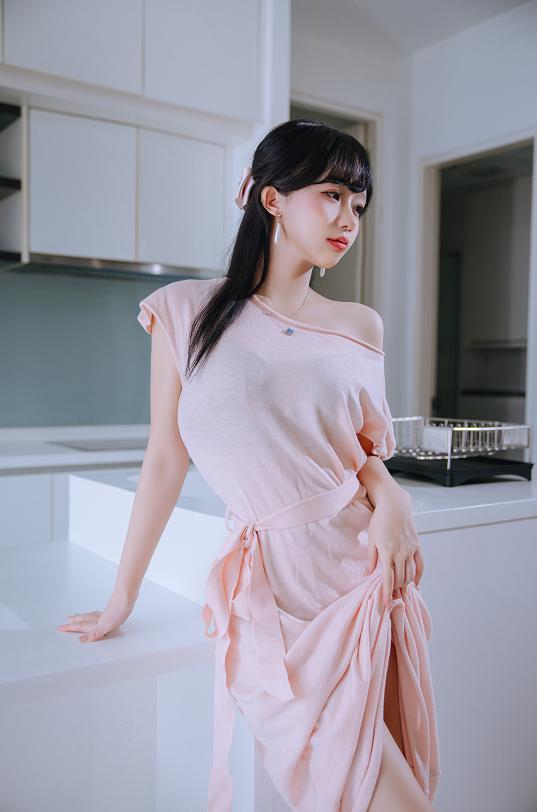 日奈娇的《太太》从厨房走到客厅,粉色清晨悄悄换成紫色夜晚
