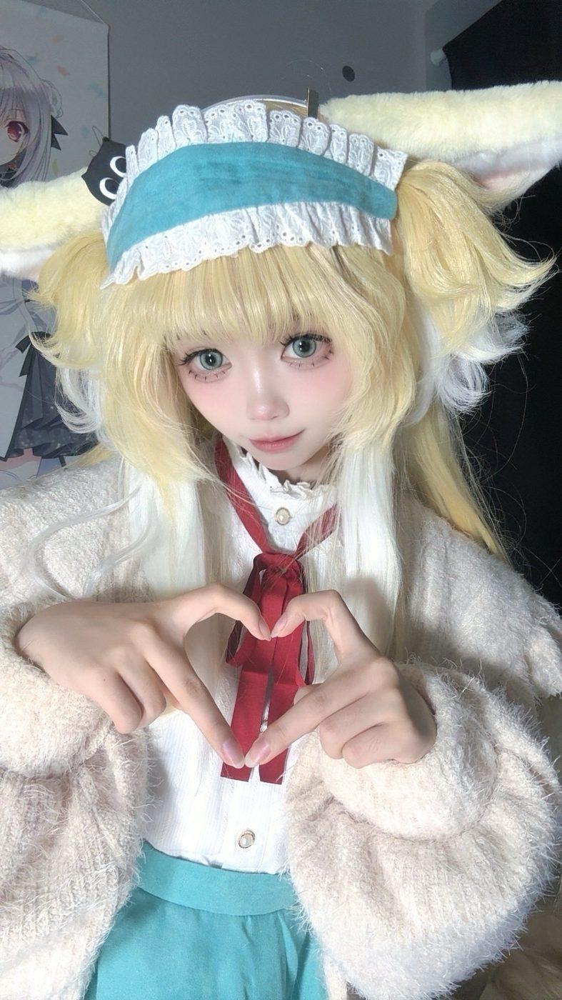 白栎Shirly铃兰用双手比出心形