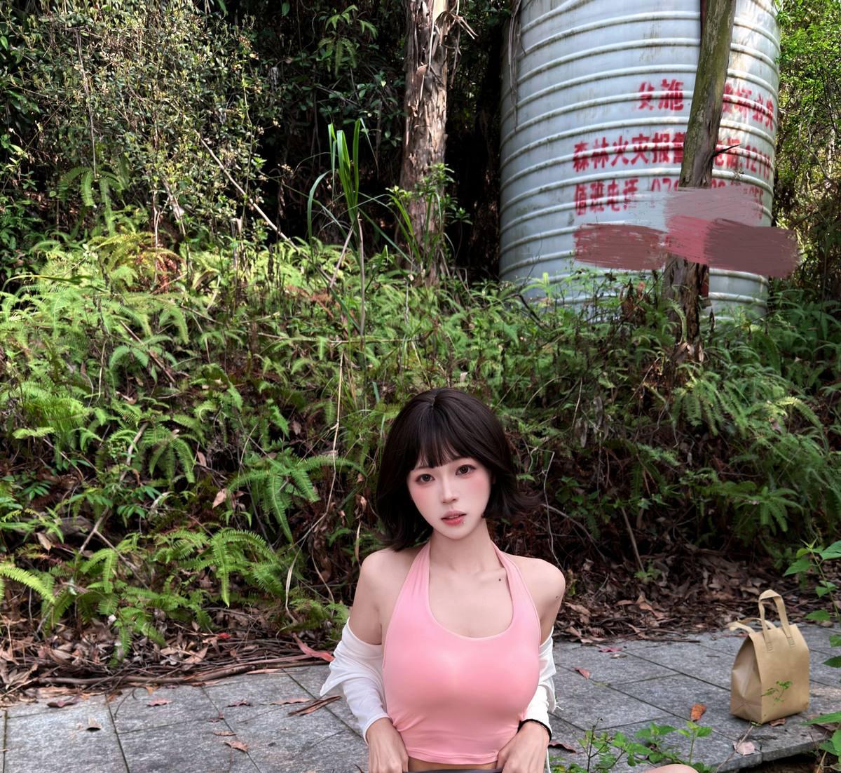麻薯好吃坐在背包旁的林间石阶画面