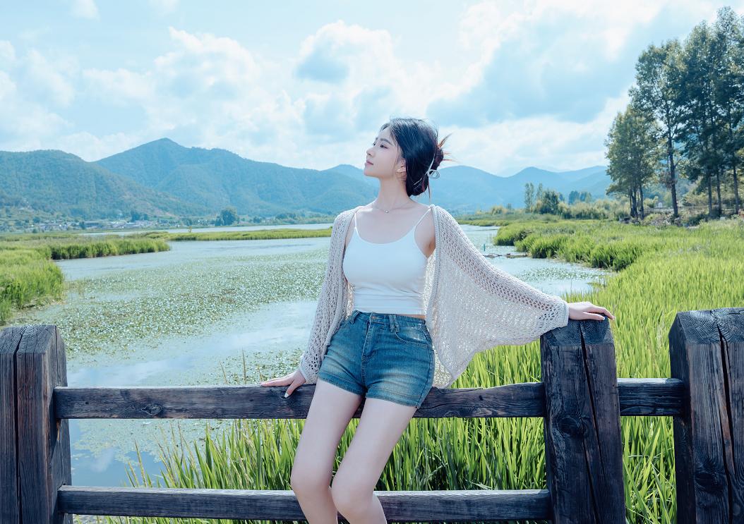 年年nnian的《夏》从湖畔走到窗边,明亮阳光也慢慢安静下来