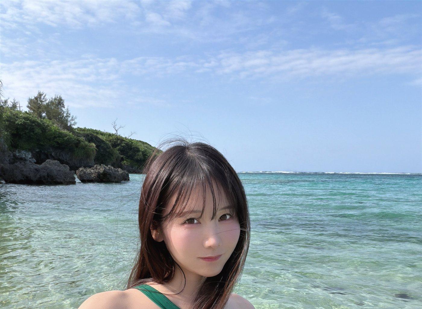けん研站在清透海水前