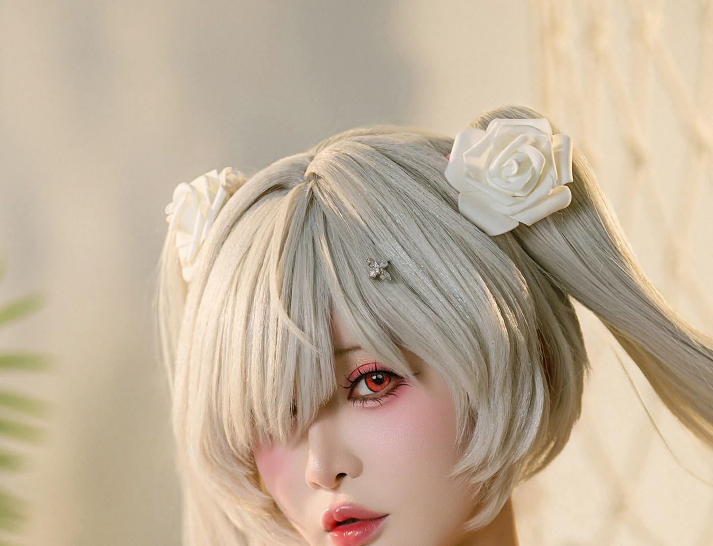 Tiny Asa灰姑娘白花发饰和红色眼妆近景