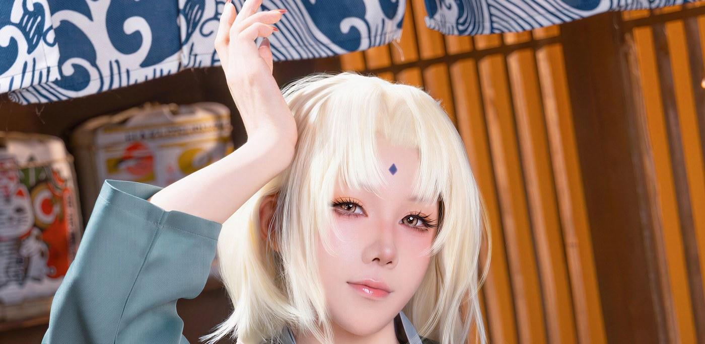 咬一口兔娘纲手抬手和额间标记近景