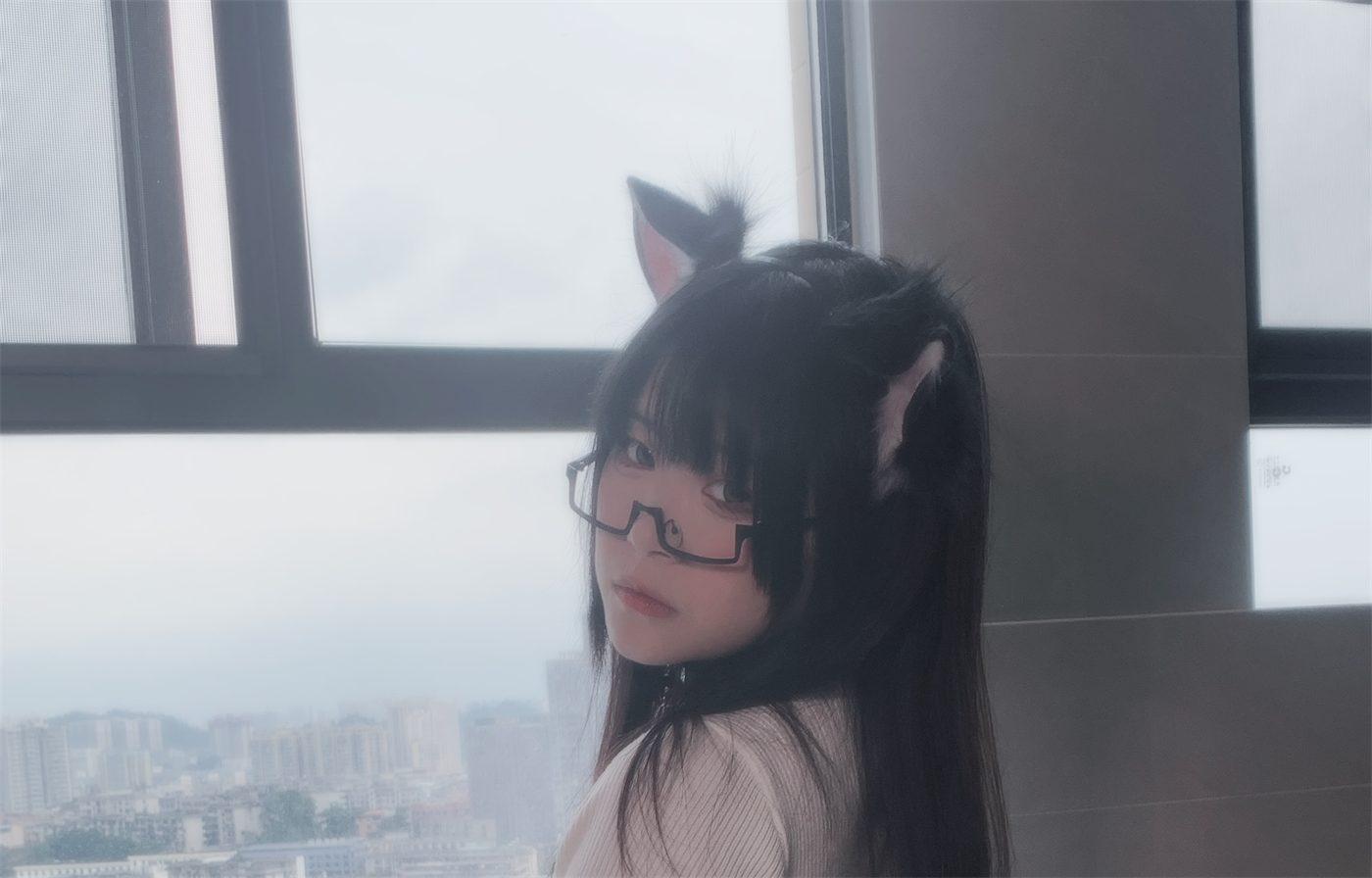 渡久山猫耳与眼镜在窗框前