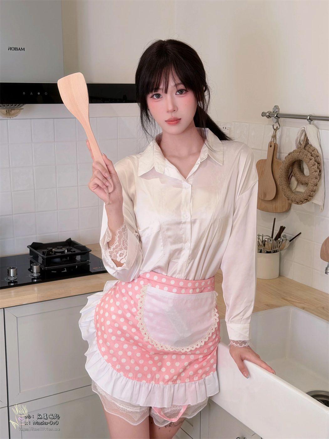 麻薯好吃红色造型白发与黑沙发