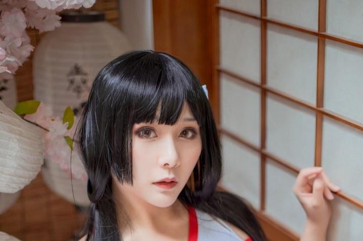 三刀刀miido巫女黑发与木色室内头肩造型