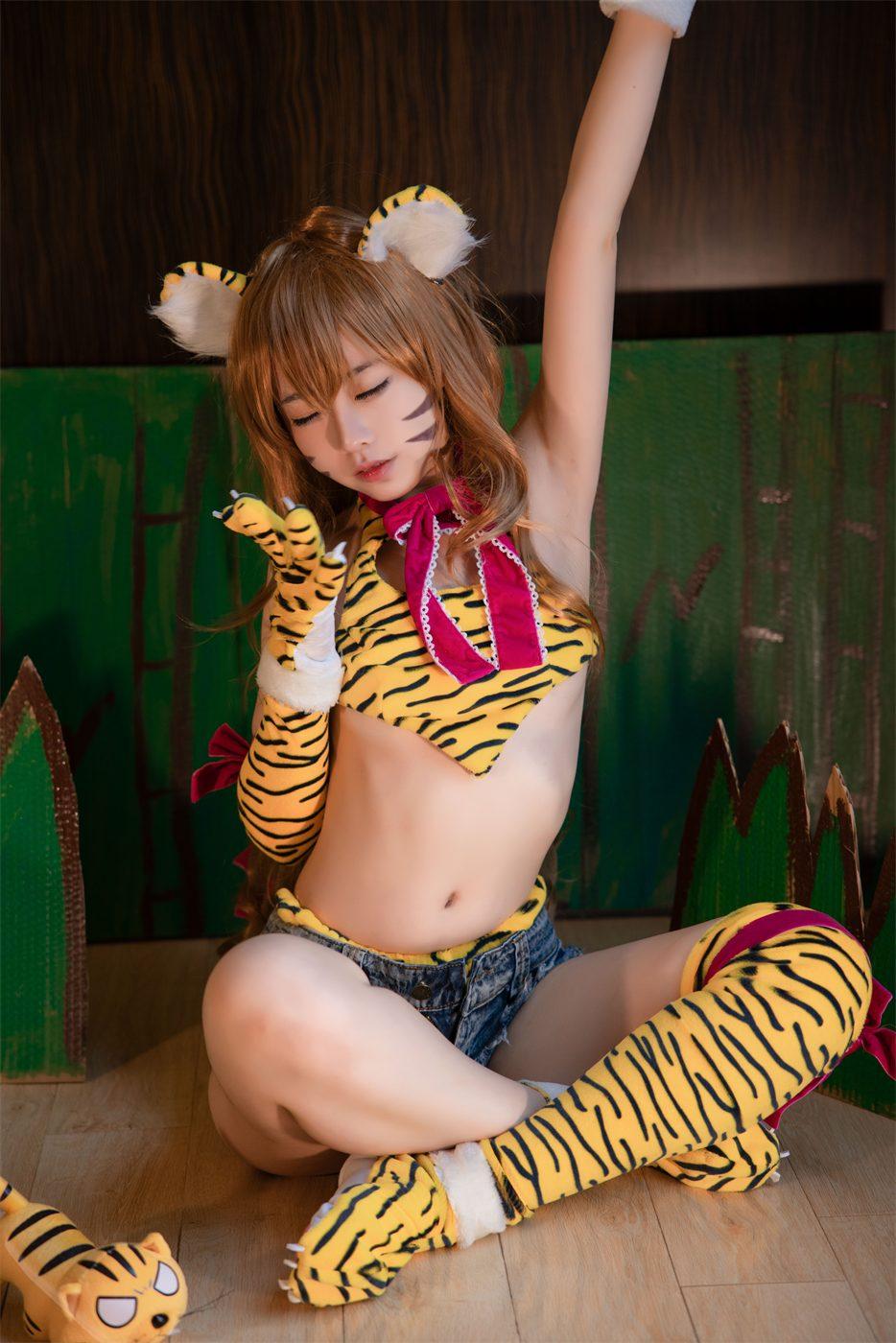 G44不会受伤在圆台上的虎纹站姿