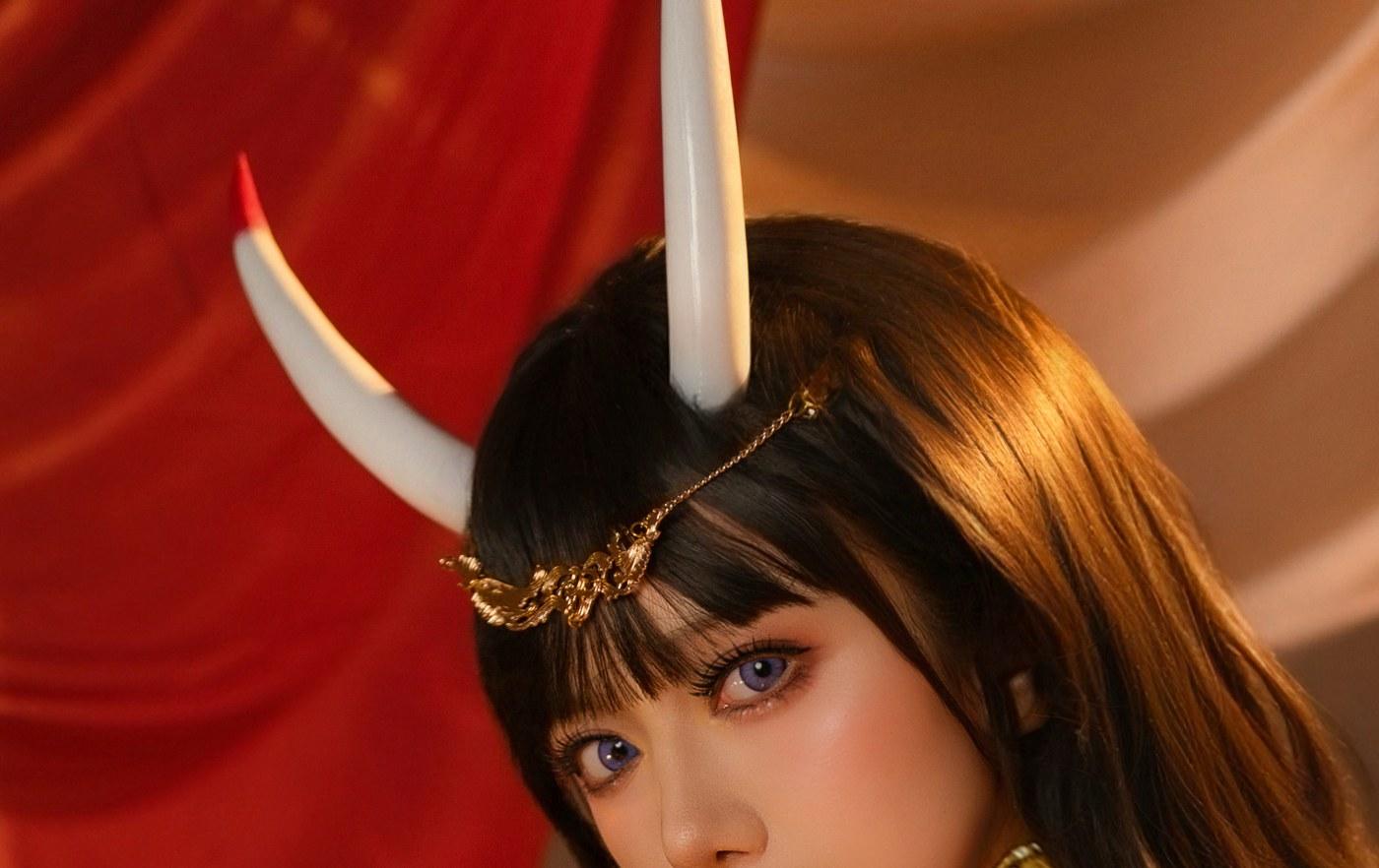 Shika小鹿鹿能代舞娘红幕侧目近景