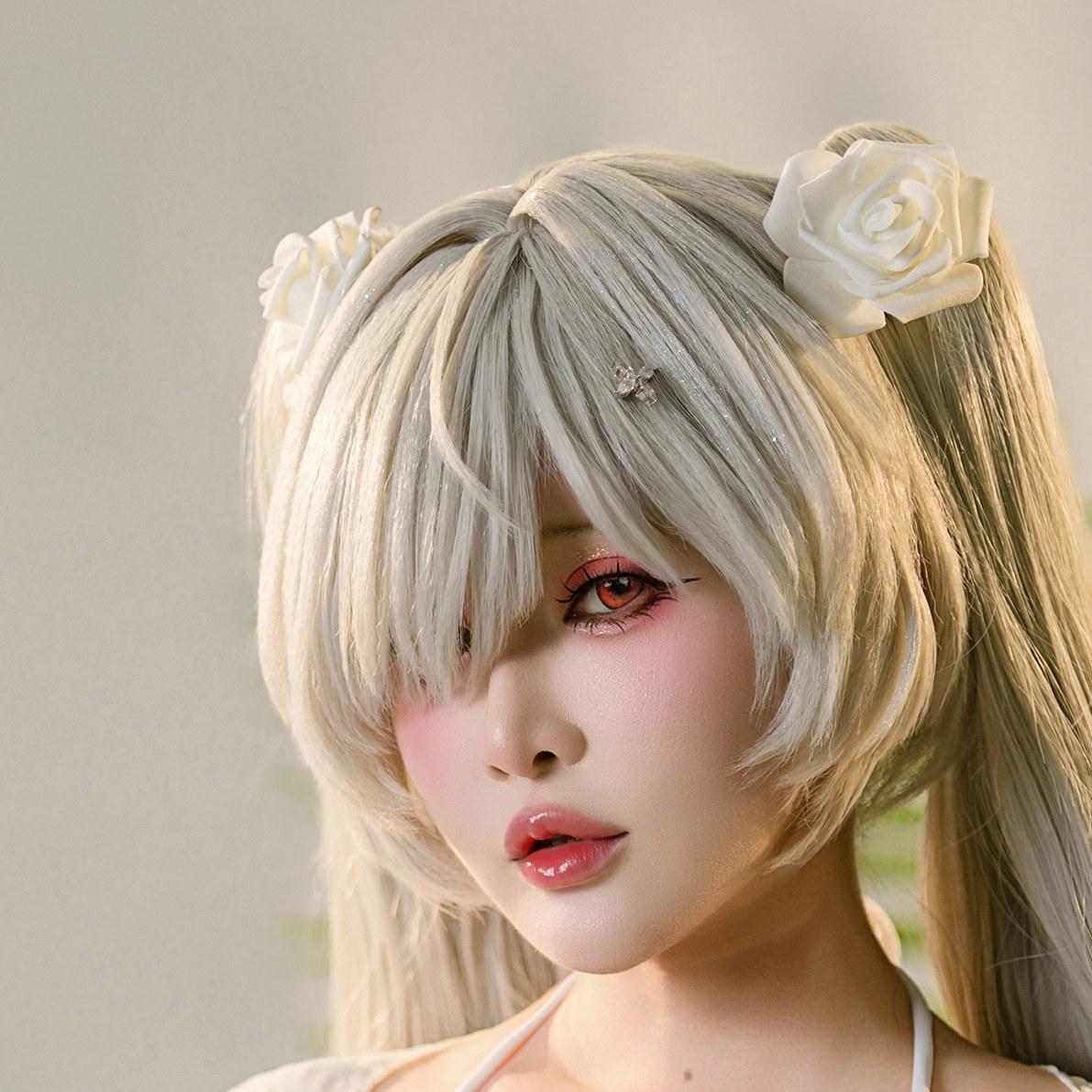 Tiny Asa灰姑娘银发层次和正面目光
