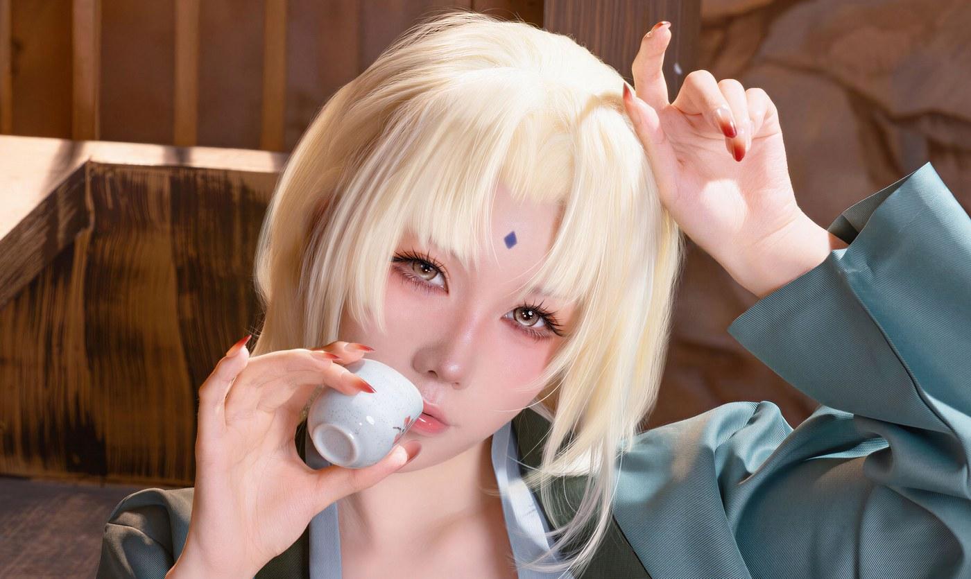 咬一口兔娘纲手茶杯旁侧脸近景
