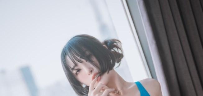 Hanari短发和蓝色领边近照