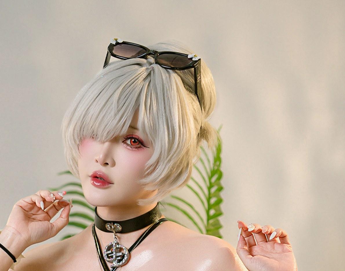 Tiny Asa灰姑娘墨镜和黑色颈饰近景