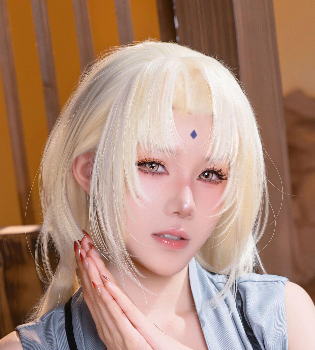 咬一口兔娘纲手双手和额间标记近景