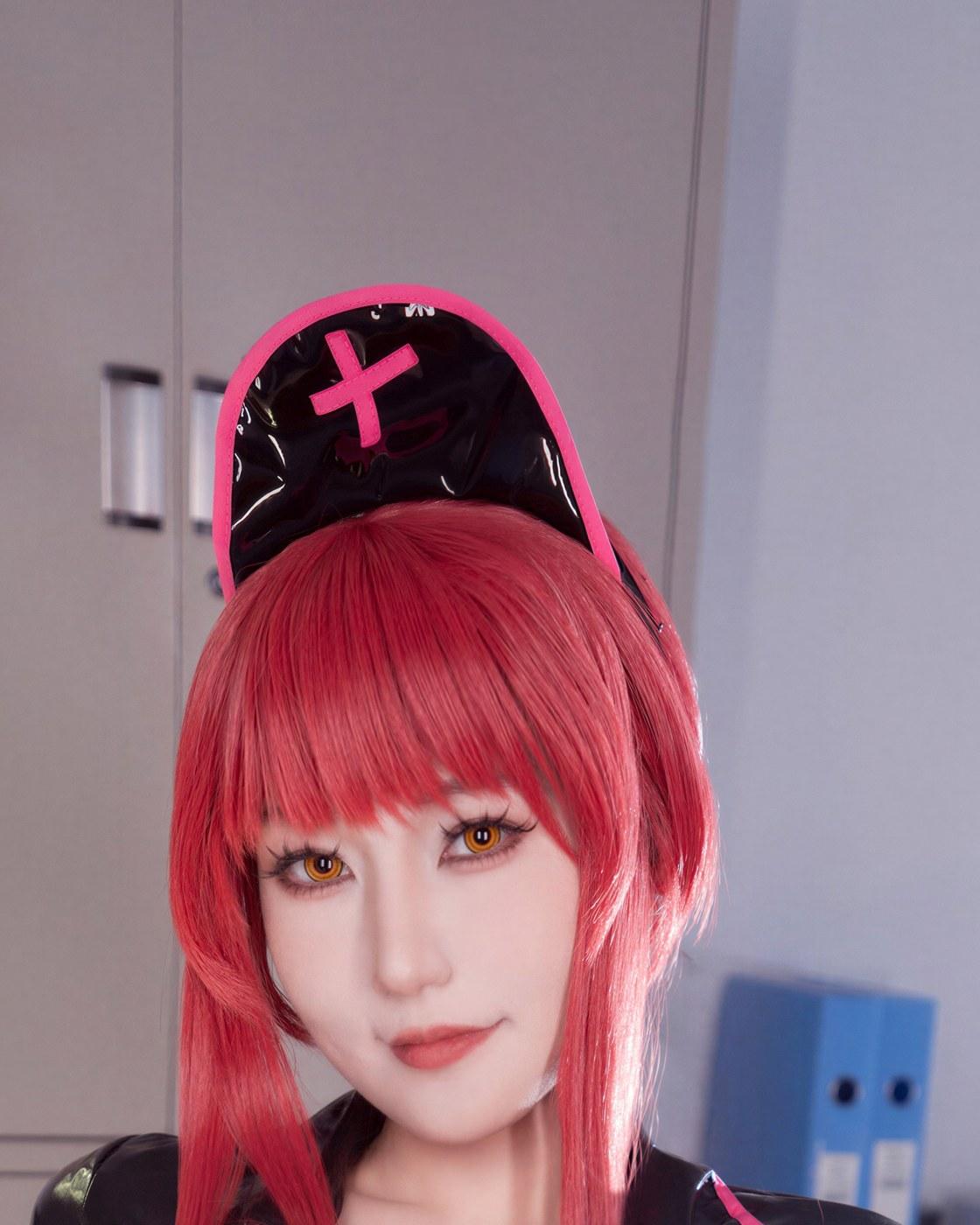 星澜玛奇玛护士帽和正面神态近景