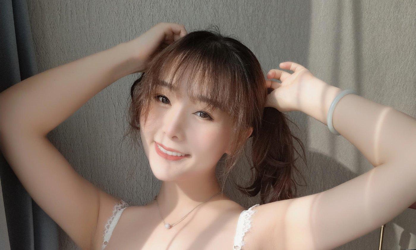 三刀刀miido窗边抬手笑容