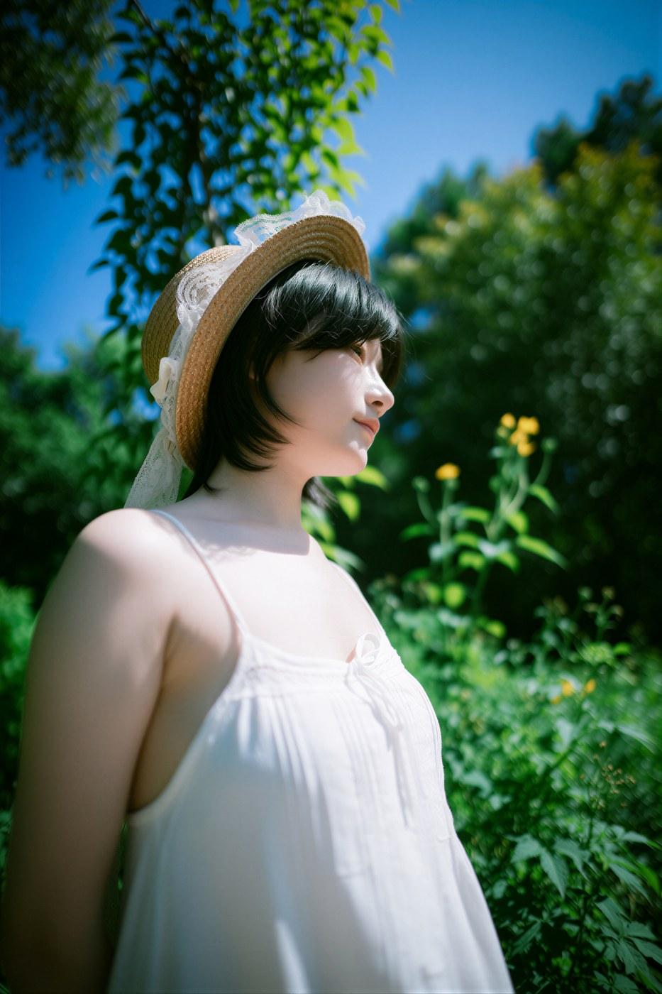 Mimmi草帽侧脸与夏日草木