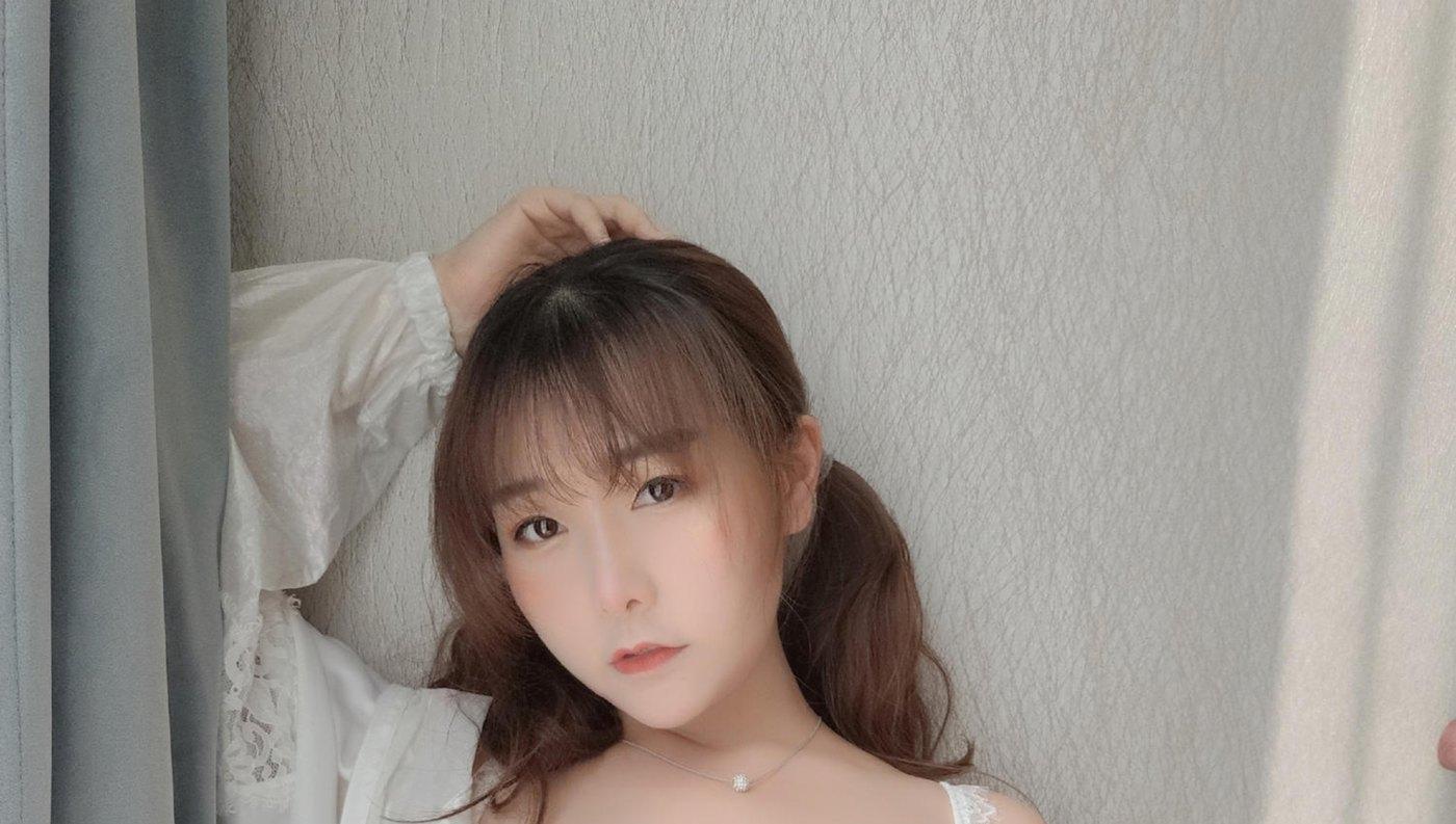 抬手姿态与棕色双马尾