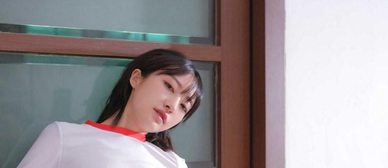 Hanari黑发红边白T近照